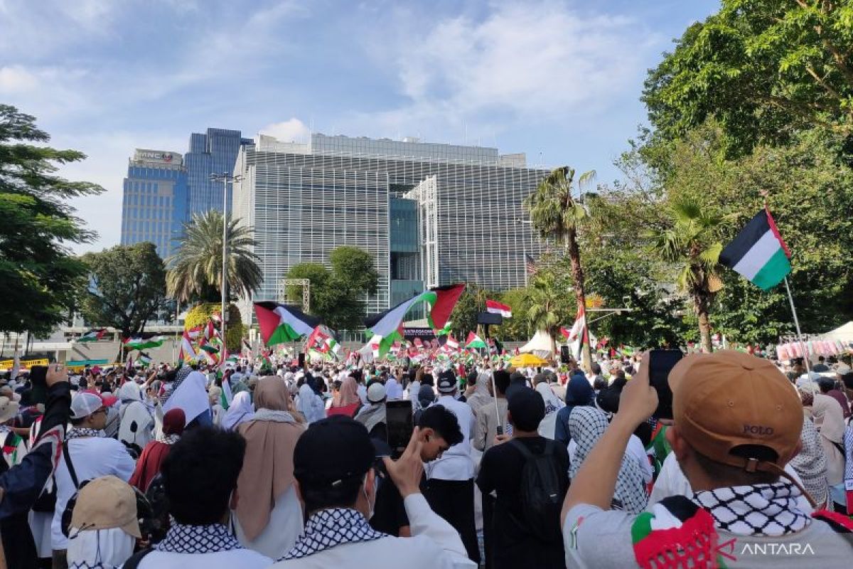 Solusi untuk: Belasungkawa TNI gugur, ribuan warga ikuti aksi depan Kedubes AS