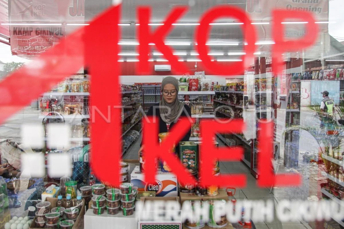 Pembahasan Penting: Menkop: Penerima bansos bisa punya pendapatan lewat Kopdes Merah Putih