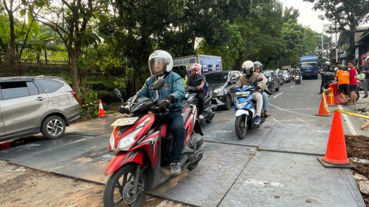 Jalan Amblas Lenteng Agung Ditutup Pelat Baja – Lalu Lintas Jakarta-Depok Mulai Terurai