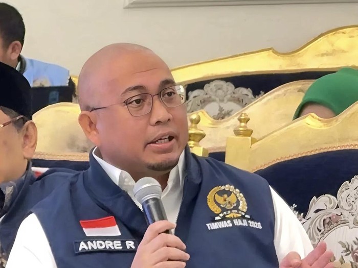 anggota-tim-pengawas-timwas-haji-dpr-ri-andre-rosiade-di-makkah-1779639747682_43
