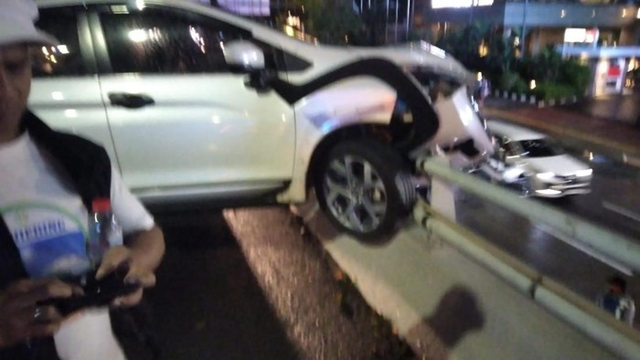 Ada Kecelakaan – Lalin Tol Dalkot Slipi Arah Semanggi Macet Malam Ini