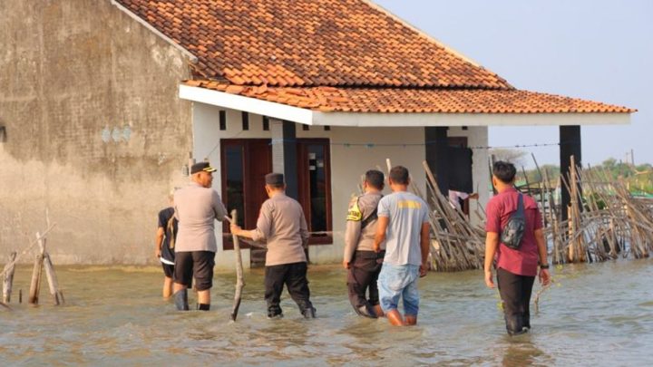 Kapolres Kendal Terobos Rob Dua Kilometer – Salurkan Bantuan untuk Warga yang Bertahan di Tengah Banjir