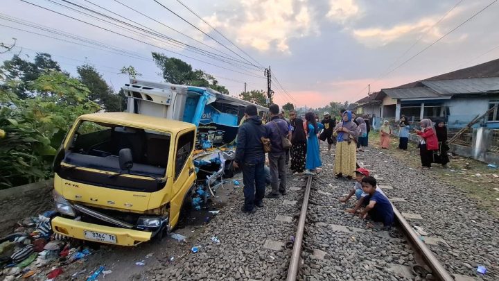 Facing Challenges: Truk Box Tertabrak KA Pangrango di Cibadak, Satu Orang Tewas dan Dua Luka Berat