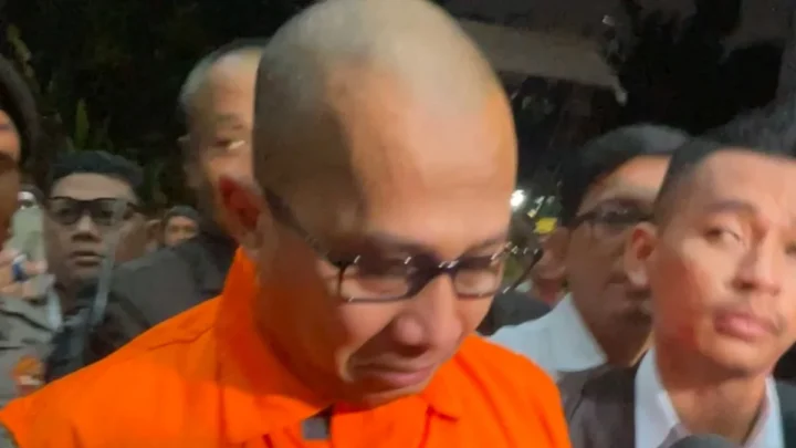 Tersangka Kasus Kuota Haji Menangis saat Ditahan KPK – Ismail Adham Tak Kuasa Tahan Air Mata