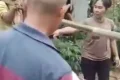 Akses Jalan Minim – Warga Cipatat Bandung Barat Bawa Pasien Pakai Tandu