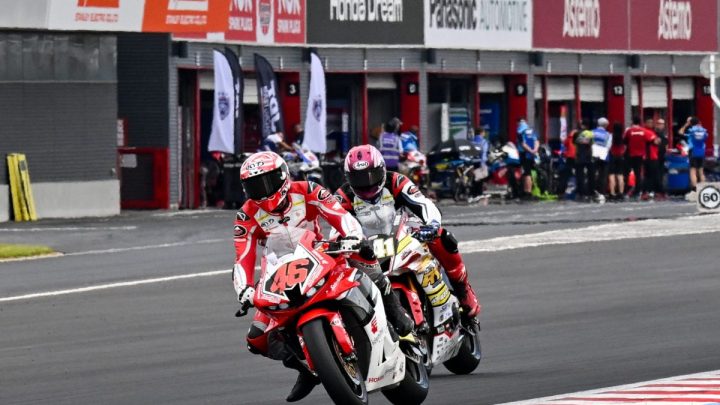 Dua Pembalap AHRT Kibarkan Merah Putih dari Podium Race 1 ARRC 2026