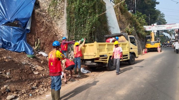 Solving Problems: TPT Ambles di Dago Bengkok Bandung, Pemkot Pasang Rambu dan Terpal Pelindung