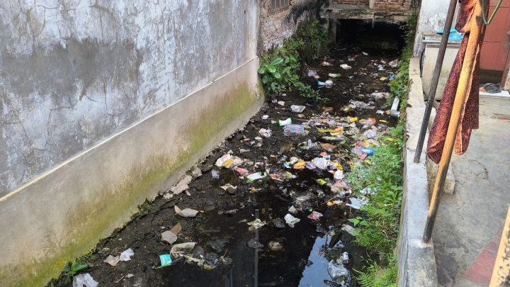 Kemarau Picu Selokan Kering – Warga Keluhkan Bau dan Banyak Nyamuk hingga Gatal-Gatal