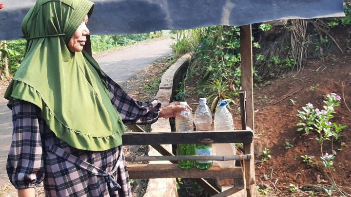 Harga Pertamax Naik – Warga di Pelosok Kabupaten Bandung Barat Sengsara. Satu Liter Capai Rp20 Ribu