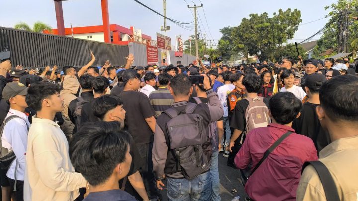 Latest Program: Sempat Ricuh, Ratusan Mahasiswa Tasikmalaya Geruduk Depo Pertamina hingga Gedung DPRD