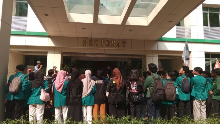 Visit Agenda: Mahasiswa UNJ Turun ke Jalan, Bawa Tuntutan Gedung Baru hingga Hentikan MBG