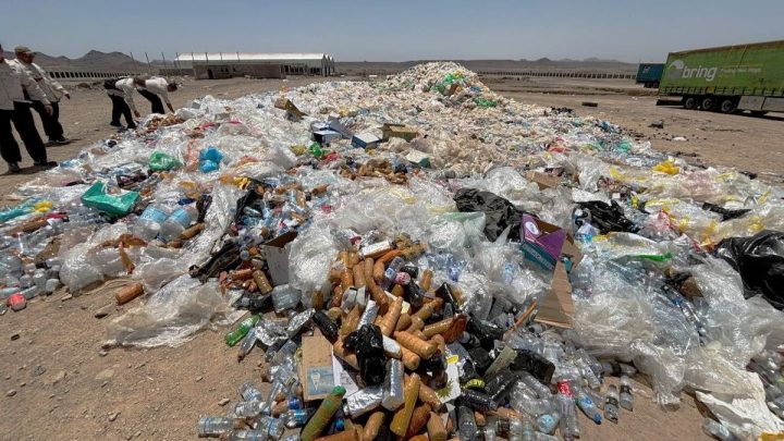 Penampakan Botol Air Zamzam Sitaan dari Koper Jemaah Haji Menumpuk Bak Gunung