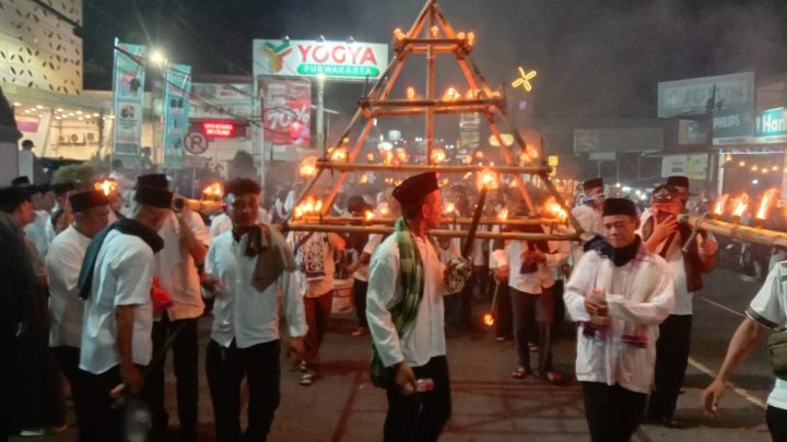 Atraksi Sembur Api di Purwakarta Berakhir Tragis – Peserta Pawai Obor Alami Luka Bakar di Wajah