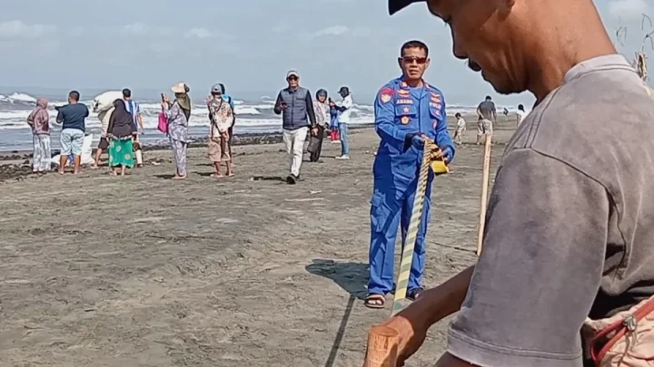 Historic Moment: Cegah Bahaya Warga Punguti Tumpahan Batu Bara di Area Pantai, Polres Pangandaran Pasang Garis Pengaman
