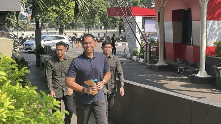 Important Visit: Tampak Lebih Kurus, Penampilan Baru Dito Ariotedjo Curi Perhatian Saat Diperiksa KPK