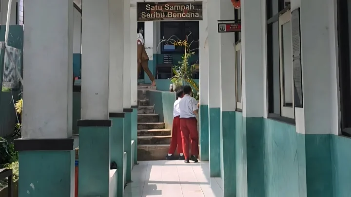 Siswa SDN Pambudi Dharma Tolak Belajar di Sekolah Lain – Tunggu Relokasi Selesai Meski Dihantui Bau Sampah TPST