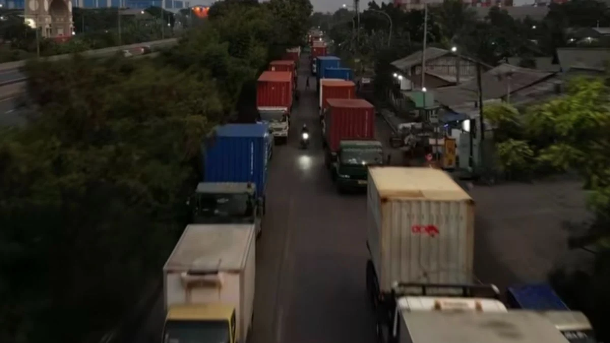 Kemacetan Horor Truk Kontainer di Cakung Jaktim, Pramono Ungkap Penyebabnya