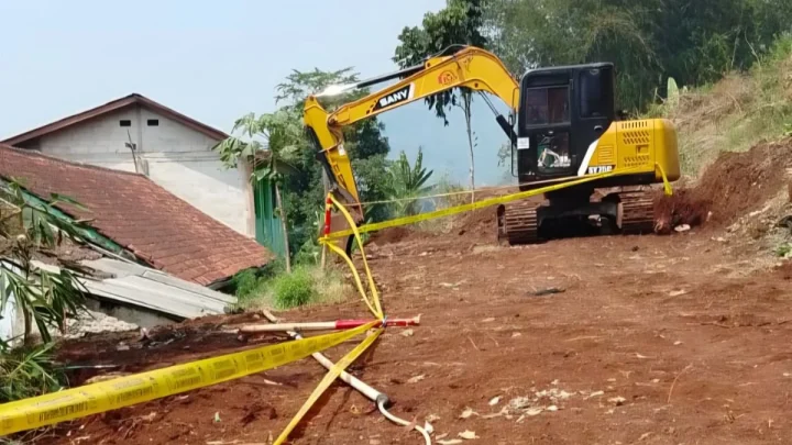 Tak Berizin – Proyek Perataan Bukit di Cihampelas Bandung Barat Disegel