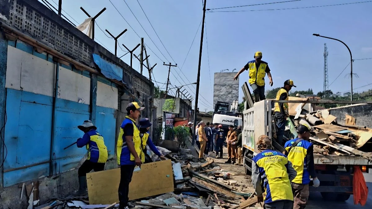 Sidak KDM Berujung Pembongkaran, 16 Bangunan Liar di Tagog Bandung Barat Diratakan