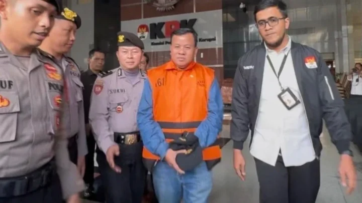 Sempat Lari – Bupati Kuansing Suhardiman Amby dan Sekda Zulkarnain Ditahan KPK