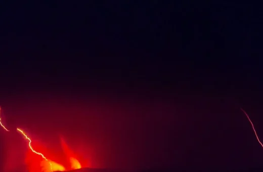 Abu Vulkanik Anak Krakatau Sebar ke Sukabumi, Warga Keluhkan Mata Perih
