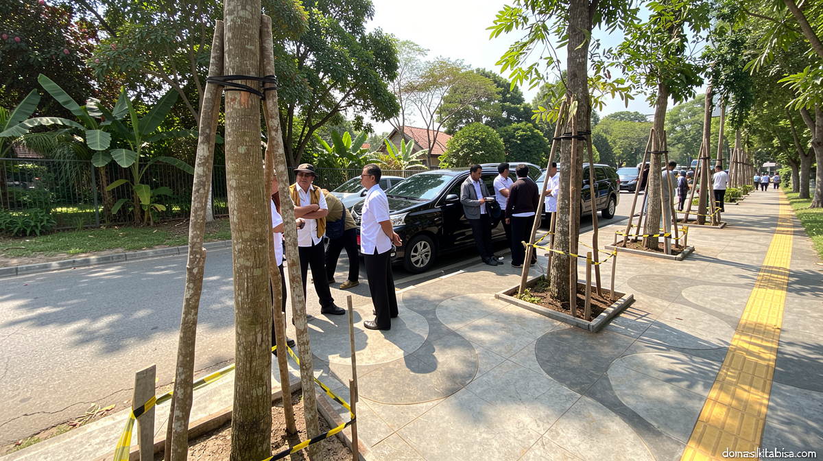 Farhan Tidak Hadir, DPKP Bandung Tanam 10 Pohon Mahoni di Depan Six Nine Padel Cihapit